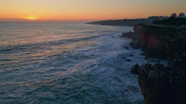 Прекрасний Спокійний Захід Узбережжя Над Пінистою Океанською Водою Розбризкує Скелястому — стокове відео