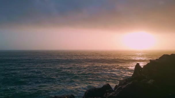 Υπέροχο Χρυσό Ηλιοβασίλεμα Ουρανό Πάνω Από Βαθιά Σκοτεινή Θάλασσα Θάλασσα — Αρχείο Βίντεο