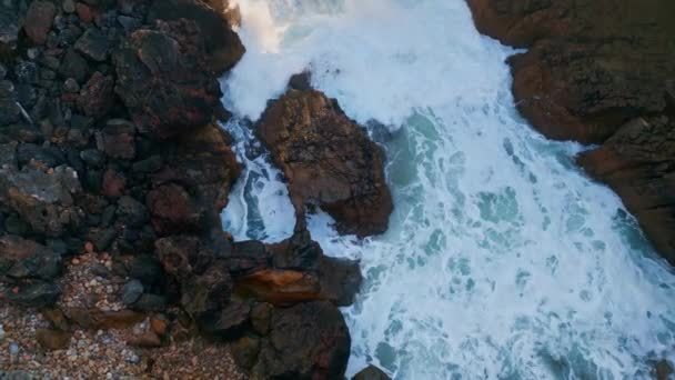 Perigosa Costa Marítima Rochosa Com Água Espumante Tempestuosa Batendo Pedras — Vídeo de Stock