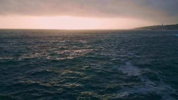 Dramatyczna Głęboka Ciemna Powierzchnia Oceanu Falująca Zwolnionym Tempie Ciężki Szary — Wideo stockowe