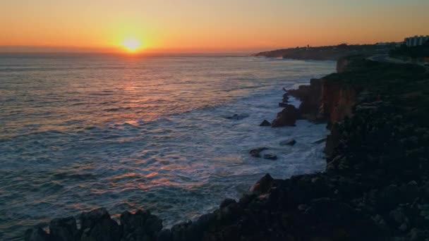 Puesta Sol Dorada Sobre Agua Espumosa Del Océano Salpicando Áspera — Vídeos de Stock