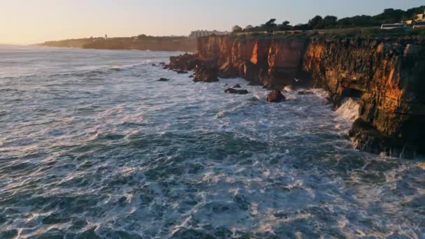 Abendliche Meereslandschaft Felsige Meeresküste Mit Schäumenden Winkenden Ozeanwasser Luftaufnahme Schöne — Stockvideo