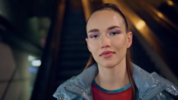 Gros Plan Jeune Femme Confiante Visage Regardant Caméra Dans Escalator — Video