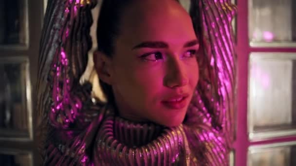 Rahat Çekici Parti Kızı Parlak Işıl Işıl Giysiler Içinde Kaldırıyor — Stok video