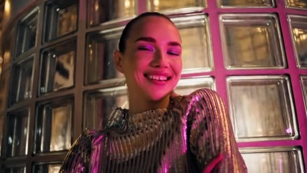 Luxe Jonge Vrouw Glimlachend Naar Camera Voor Glazen Muur Nachtclub — Stockvideo