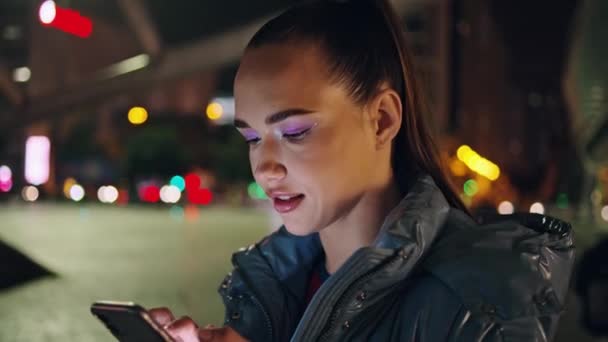 Stijlvolle Jonge Vrouw Kijken Naar Media Inhoud Moderne Smartphone Nachts — Stockvideo