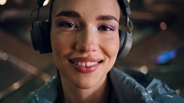 Närbild Vacker Ung Kvinna Ansikte Med Ljusa Makeup Bär Trådlösa — Stockvideo