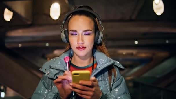 Geceleri Müzik Dinleyen Rahat Mutlu Bir Kadın Modern Akıllı Telefon — Stok video