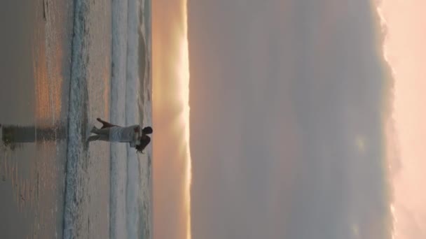 Schönes Paar Das Sich Morgen Strand Dreht Glückliche Menschen Die — Stockvideo