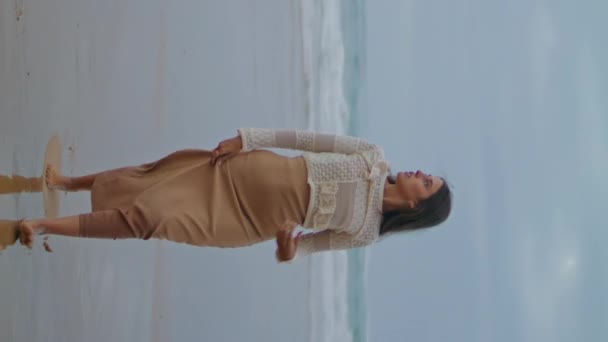 Zmysłowa Kobieta Przemierzająca Ocean Beach Zwykła Dziewczyna Spędzająca Wolny Czas — Wideo stockowe