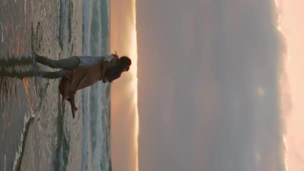Verheiratete Verliebte Amüsieren Sich Der Küste Mit Sonnenstrahlen Fröhlicher Mann — Stockvideo