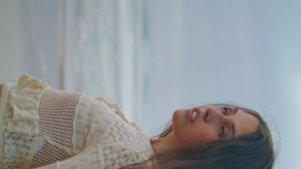 Mulher Sensual Olhando Câmera Oceano Costa Closeup Senhora Calma Assistindo — Vídeo de Stock