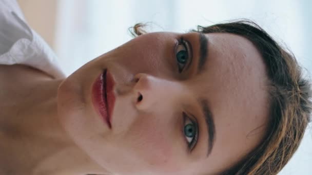 Belle Femme Douce Visage Regardant Caméra Intensément Vagues Mer Gros — Video