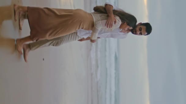 Sevgili Çift Akşam Deniz Kıyısında Dikey Çekim Yapıyor Karanlık Gökyüzü — Stok video