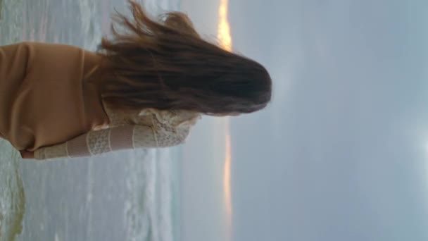 Mujer Soñadora Caminando Olas Oceánicas Cerca Modelo Morena Con Pelo — Vídeo de stock