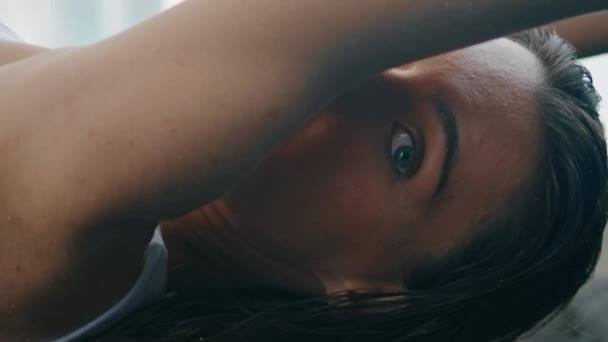 하늘에 해변에 부드러운 관능적 소녀의 초상화 섹시한 카메라 올리는 클로즈업 — 비디오