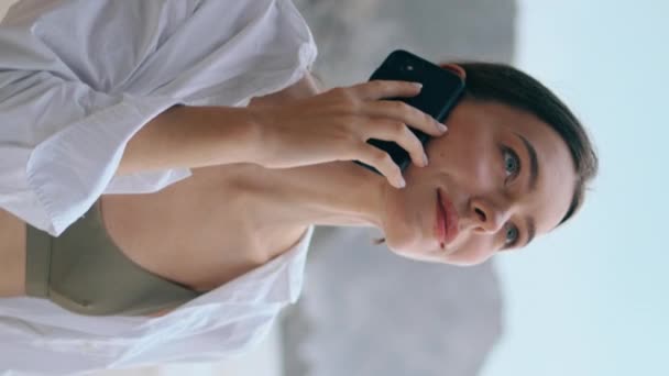 Feliz Hermosa Chica Hablando Teléfono Inteligente Pie Sombrío Playa Arena — Vídeos de Stock