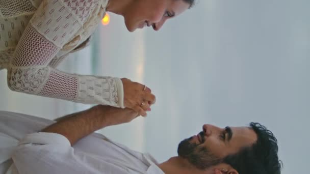 Deniz Manzaralı Arka Planda Ele Tutuşan Aşk Çifti Aşk Dolu — Stok video