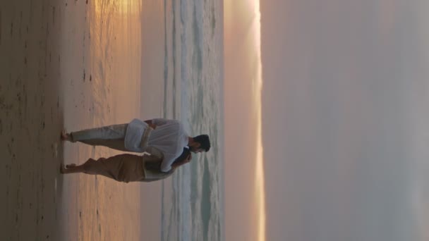 Sevgili Çift Gün Batımını Seyrediyor Nazik Eşler Fırtınalı Okyanusun Tadını — Stok video
