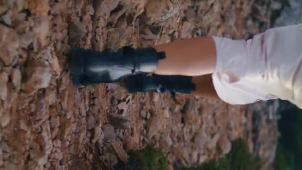 Pies Mujer Delgada Caminando Acantilado Con Vista Roca Hacia Atrás — Vídeo de stock