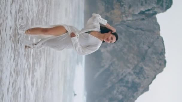 Serene Pige Kører Havet Strand Overskyet Dag Lodret Udsigt Attraktiv – Stock-video