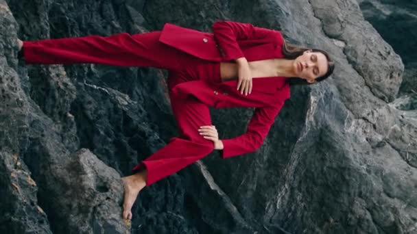 Selvsikker Sexet Pige Poserer Bjerget Rock Iført Luksus Rød Dragt – Stock-video