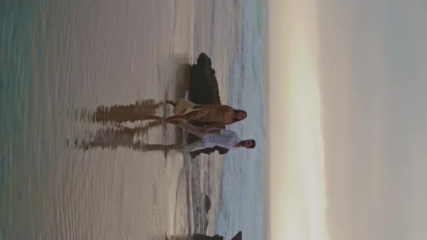 Cónyuges Desconocidos Caminando Mar Playa Fondo Gente Despreocupada Disfruta Una — Vídeo de stock