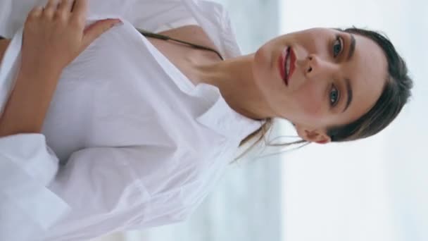 Счастливая Нежная Женщина Гуляющая Облачному Пляжу Белой Рубашке Привлекательная Нежная — стоковое видео