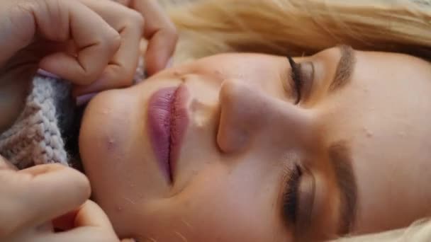 Chica Suéter Disfrutando Retrato Otoño Ventoso Mujer Contemplativa Sentada Campo — Vídeo de stock