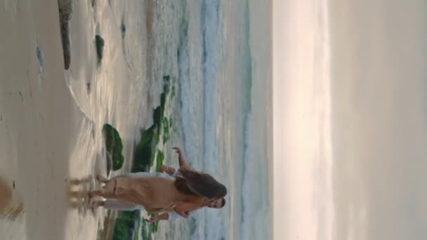 Yeni Evliler Dalgalı Sahil Şeridinde Eğleniyor Güzel Bir Kadını Elinde — Stok video
