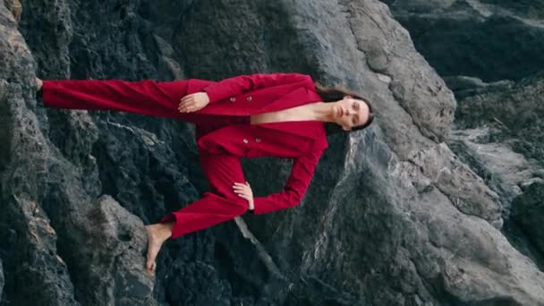 Zarif Moda Kadını Uçurumun Kenarında Dikiliyor Kasvetli Taş Çıkıntısına Bacağını — Stok video