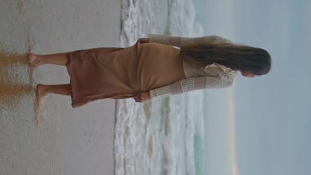 Romantisch Meisje Zoek Naar Uitzicht Oceaan Avonds Dromerige Vrouw Loopt — Stockvideo