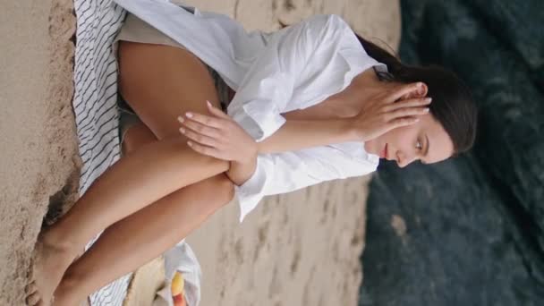 Samotna Delikatna Kobieta Siedząca Plaży Patrząca Pionowy Klip Morski Atrakcyjna — Wideo stockowe