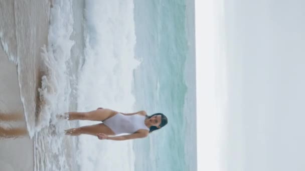 Sofisticata Donna Scalza Che Esce Dall Oceano Costume Bagno Bianco — Video Stock
