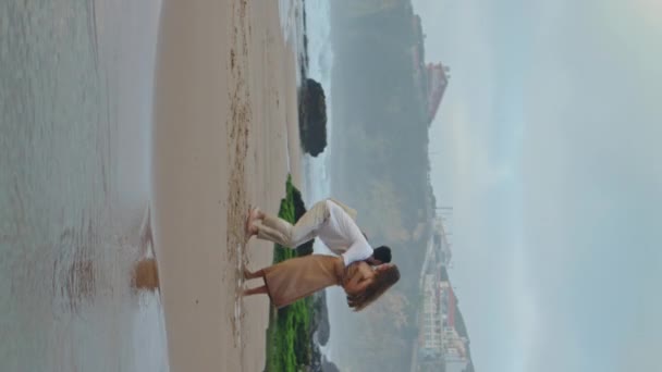 Неизвестные Молодожены Спиннинг Морской Отдых Пляже Вместе Радостная Пара Показывает — стоковое видео
