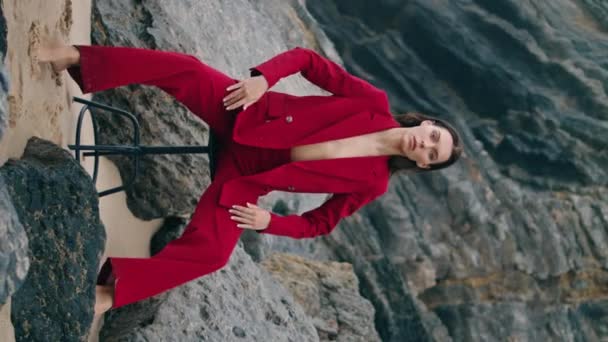 Seksi Stil Kızı Çıplak Vücutta Zarif Kırmızı Elbisesiyle Taş Sahilde — Stok video