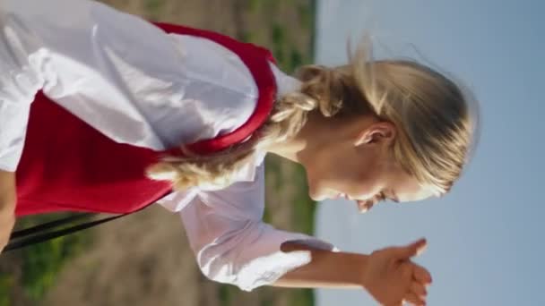 Inspireret Dame Der Rejser Tæt Fyrtårnet Rolig Turist Kvinde Bærer – Stock-video