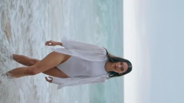 Donna Serena Che Cammina Attraverso Schiuma Mare Costume Bagno Bianco — Video Stock