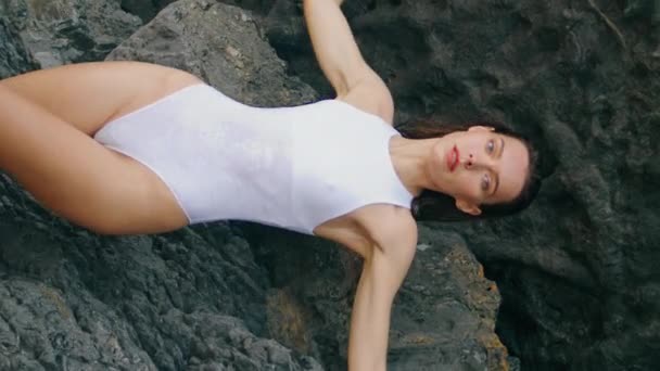 뷰에서 기대는 수영복에 뜨거운 매력적인 감각적인 카메라 매혹적으로 섹시한 화려한 — 비디오