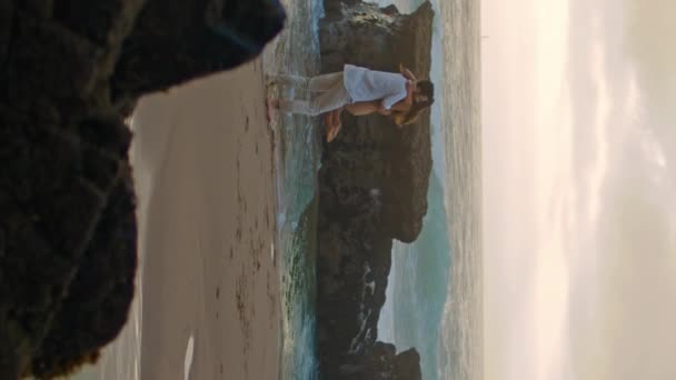 Gente Alegre Girando Mar Playa Vacaciones Juntos Pareja Desconocida Mostrando — Vídeo de stock