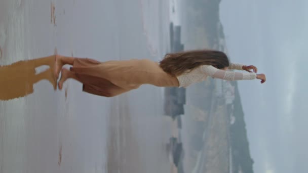 Deniz Kıyısında Yürüyen Çekici Bir Model Rahatlamış Bir Kadın Fırtınalı — Stok video