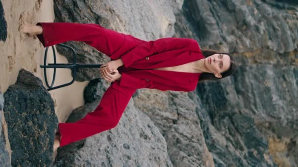 Öndeki Doğa Kayalıklarında Oturan Kendine Güvenen Model Seksi Kırmızı Takım — Stok video