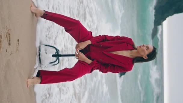 Sahilde Oturan Şık Bayan Köpüklü Dalgalarla Çıplak Bacakları Yıkadı Kaya — Stok video