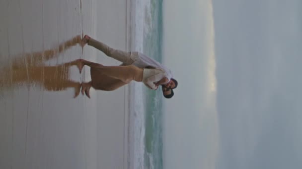 Sevgi Dolu Bir Çift Yazın Deniz Kıyısında Sarılıyor Pozitif Konuşan — Stok video