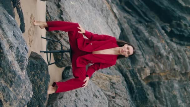 Seksi Kırmızı Elbisesiyle Taş Sahile Poz Veren Baştan Çıkarıcı Zarif — Stok video