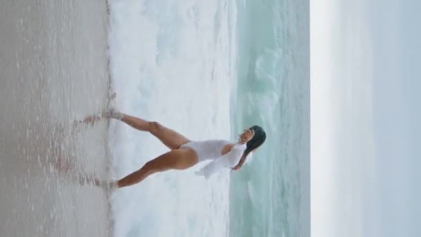 Radostná Žena Kráčí Vlnách Oceánu Letní Víkend Vertikálně Orientované Atraktivní — Stock video