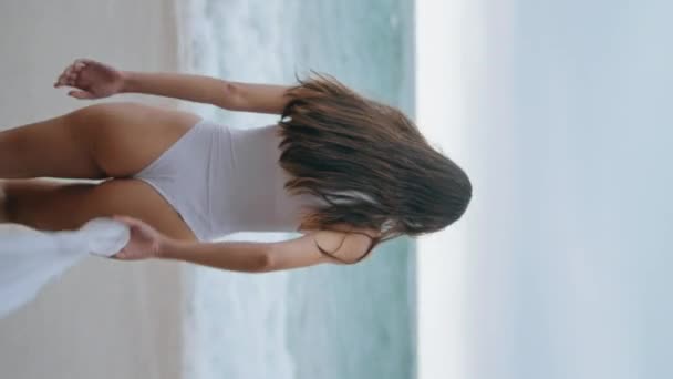 Вид Длинноволосаю Стройную Женщину Идущую Бурным Океанским Волнам Белых Сексуальных — стоковое видео
