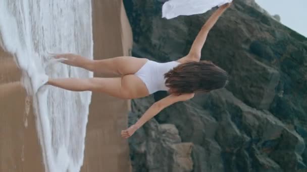 Donna Felice Turista Godere Onde Dell Oceano Vacanza Estiva Sulla — Video Stock
