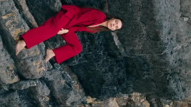 Şık Kırmızı Takım Elbiseli Kayanın Altında Oturan Lüks Zarif Bir — Stok video