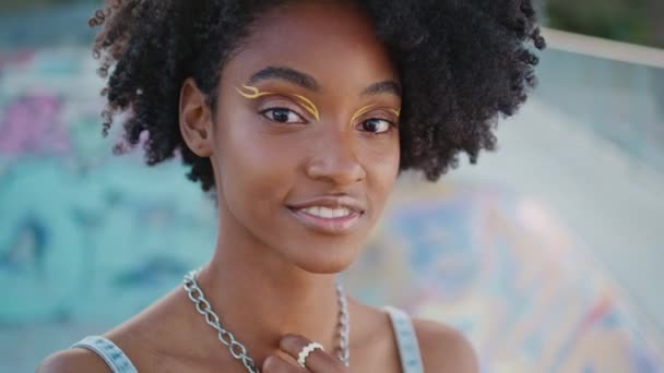Encantadora Chica Rizada Sonriendo Posando Parque Skate Cerca Precioso Afroamericano — Vídeo de stock